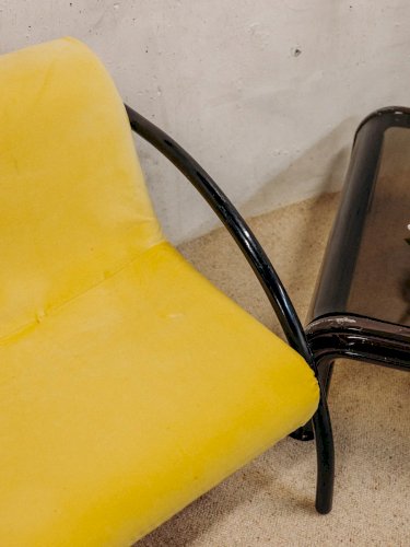Jakob, le fauteuil en velours jaune N°690