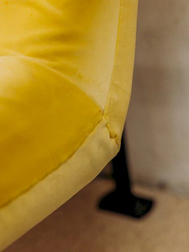 Jakob, le fauteuil en velours jaune N°690