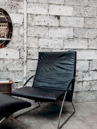 Jakob, le fauteuil et son ottoman en cuir N°353