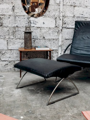 Jakob, le fauteuil et son ottoman en cuir N°353