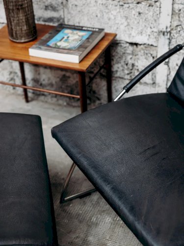 Jakob, le fauteuil et son ottoman en cuir N°353