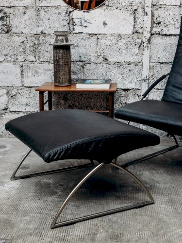Jakob, le fauteuil et son ottoman en cuir N°353