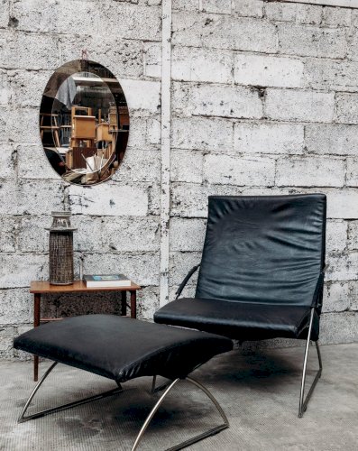 Jakob, le fauteuil et son ottoman en cuir N°353