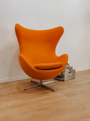 Jakob, le fauteuil orange Egg Chair N°861