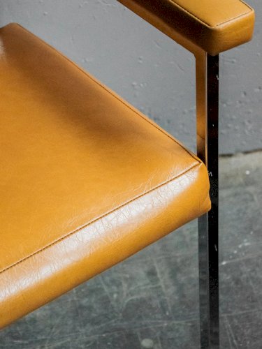 Jakob, le fauteuil orange en simili N°671