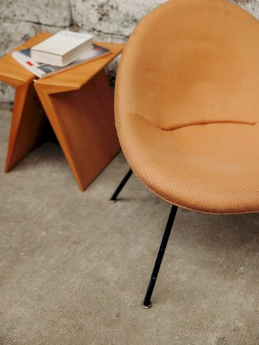 Jakob, le fauteuil orange en tissu N°286