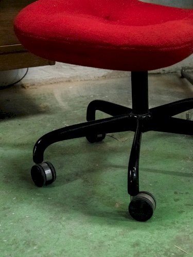 Jakob, le fauteuil rouge Knoll N°554
