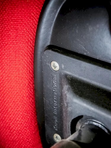 Jakob, le fauteuil rouge Knoll N°554