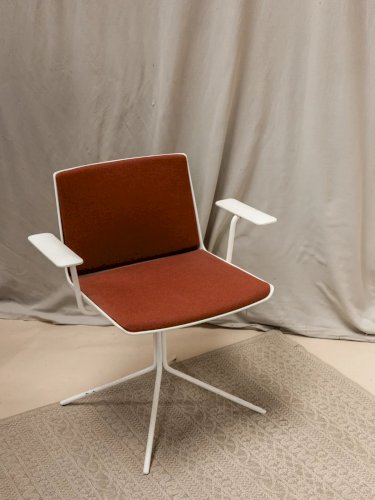 Jakob, le fauteuil terracotta en métal N°527