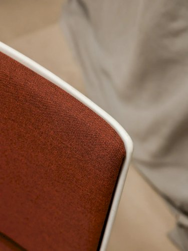 Jakob, le fauteuil terracotta en métal N°527