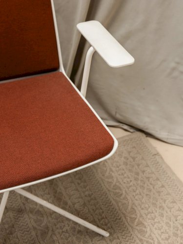 Jakob, le fauteuil terracotta en métal N°527