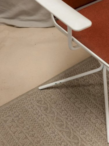 Jakob, le fauteuil terracotta en métal N°527