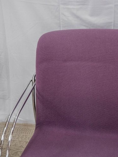 Jakob, le fauteuil violet en métal N°634
