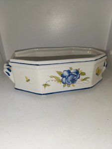 floral-decorated planter signed at the base in good condition