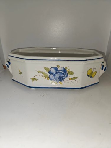 jardiniere à decor floral signée sous la base en bon etat