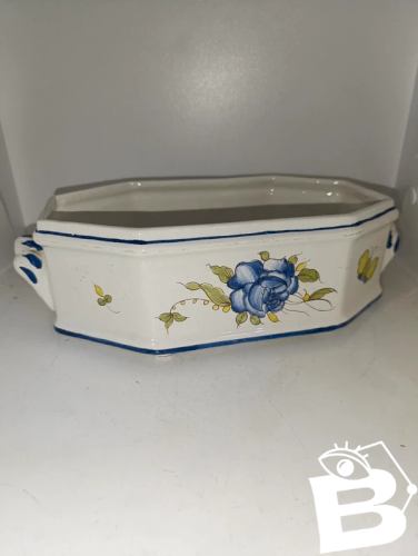 jardiniere à decor floral signée sous la base en bon etat