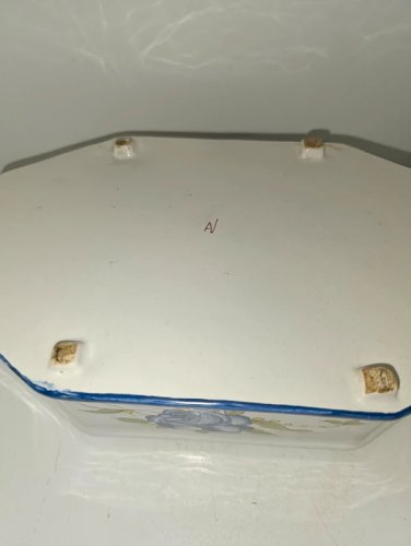 jardiniere à decor floral signée sous la base en bon etat