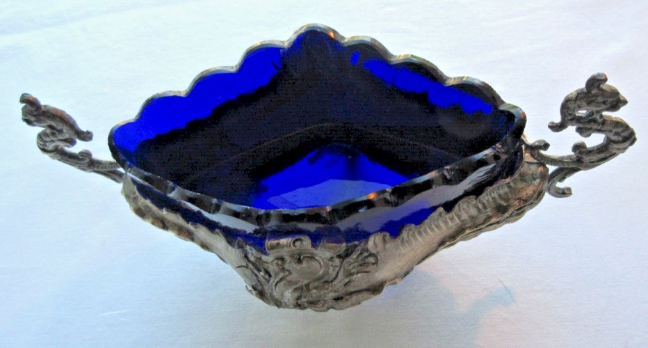Jardinière de guéridon, métal blanc + coupe en verre bleu cobalt, style Louis XV