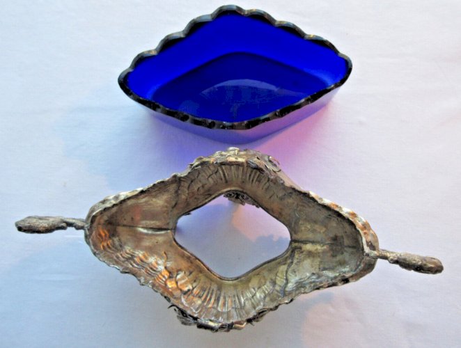 Jardinière de guéridon, métal blanc + coupe en verre bleu cobalt, style Louis XV
