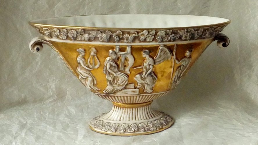 JARDINIERE EN FAIENCE ITALIENNE CAPODIMONTE DECOR ANTIQUE**