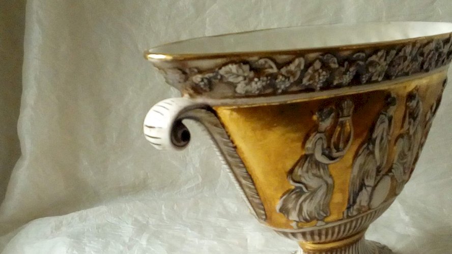 JARDINIERE EN FAIENCE ITALIENNE CAPODIMONTE DECOR ANTIQUE**