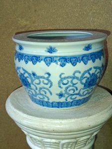 20th century Chinese flower-decorated planter/pot in good condition.