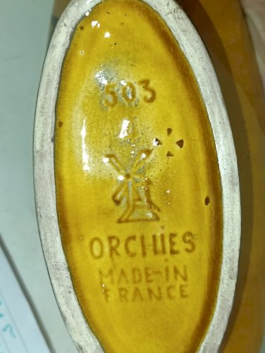 Jardinière sur piédouche, col aux formes mouvementées signée Orchies en bon etat