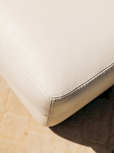 Jean-Philippe, le pouf en cuir N°45