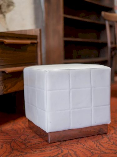 Jean-Philippe, le pouf en simili cuir N°63