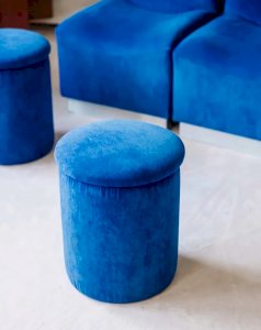 Jean-Philippe, le pouf en velours bleu N°50