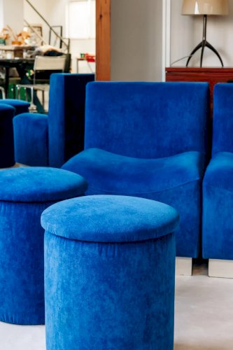 Jean-Philippe, le pouf en velours bleu N°50
