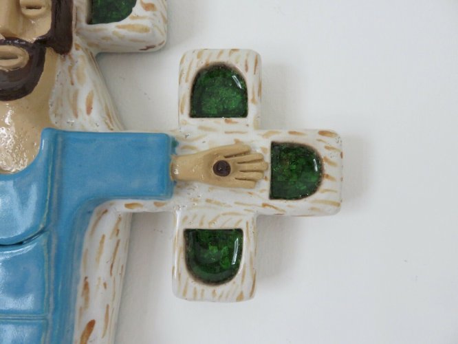 JESUS CHRIST SUR LA CROIX EN CERAMIQUE ET VERRE CRISTALLISE - ESPELT , LEMBO -