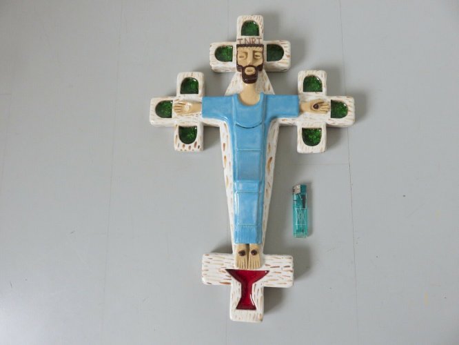 JESUS CHRIST SUR LA CROIX EN CERAMIQUE ET VERRE CRISTALLISE - ESPELT , LEMBO -