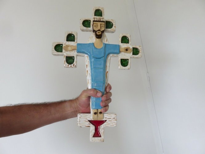 JESUS CHRIST SUR LA CROIX EN CERAMIQUE ET VERRE CRISTALLISE - ESPELT , LEMBO -