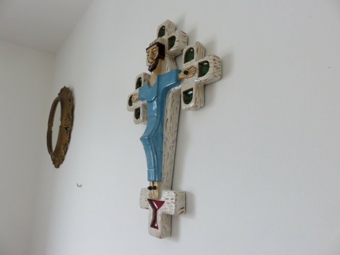 JESUS CHRIST SUR LA CROIX EN CERAMIQUE ET VERRE CRISTALLISE - ESPELT , LEMBO -