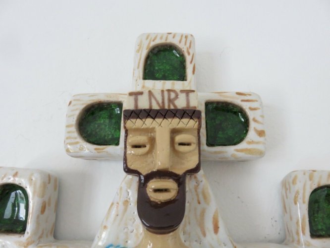 JESUS CHRIST SUR LA CROIX EN CERAMIQUE ET VERRE CRISTALLISE - ESPELT , LEMBO -