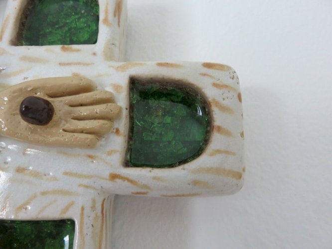 JESUS CHRIST SUR LA CROIX EN CERAMIQUE ET VERRE CRISTALLISE - ESPELT , LEMBO -