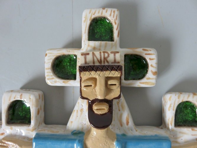 JESUS CHRIST SUR LA CROIX EN CERAMIQUE ET VERRE CRISTALLISE - ESPELT , LEMBO -