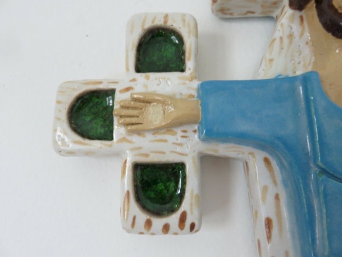 JESUS CHRIST SUR LA CROIX EN CERAMIQUE ET VERRE CRISTALLISE - ESPELT , LEMBO -