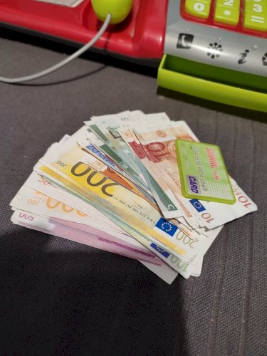 Jeu de marchand(e) / Caissier (e) avec billets et pieces en bon etat