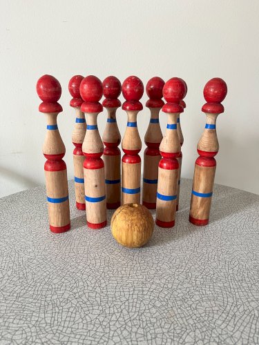 Jeu de quilles en bois avec boule, jouet ancien