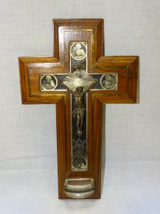 -JOLI ANCIEN BENITIER CROIX MURALE XIXe deco collection Religion Vitrine   D