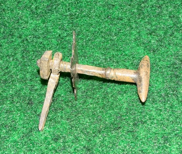 -JOLI ANCIEN BOUTON DE PORTE HORLOGE PENDULE COMTOISE METAL     D