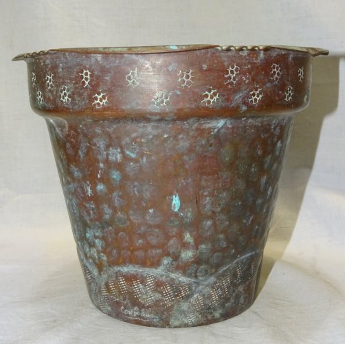 -JOLI ANCIEN CACHE POT EN CUIVRE MARTELE JUS DE TROUVAILLES A NETTOYER FLEURS  D