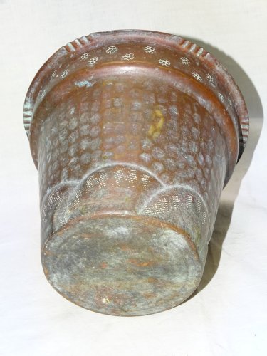 -JOLI ANCIEN CACHE POT EN CUIVRE MARTELE JUS DE TROUVAILLES A NETTOYER FLEURS  D