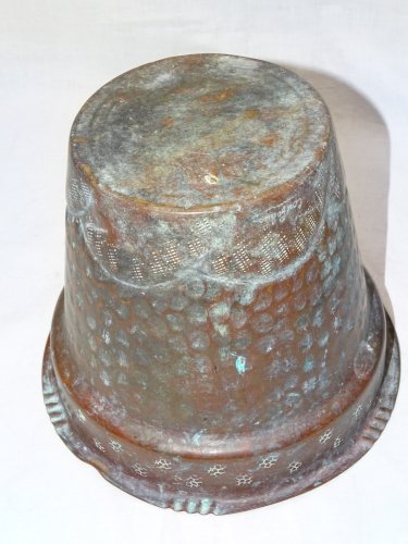 -JOLI ANCIEN CACHE POT EN CUIVRE MARTELE JUS DE TROUVAILLES A NETTOYER FLEURS  D