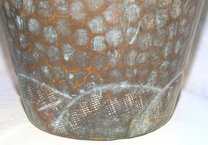 -JOLI ANCIEN CACHE POT EN CUIVRE MARTELE JUS DE TROUVAILLES A NETTOYER FLEURS  D
