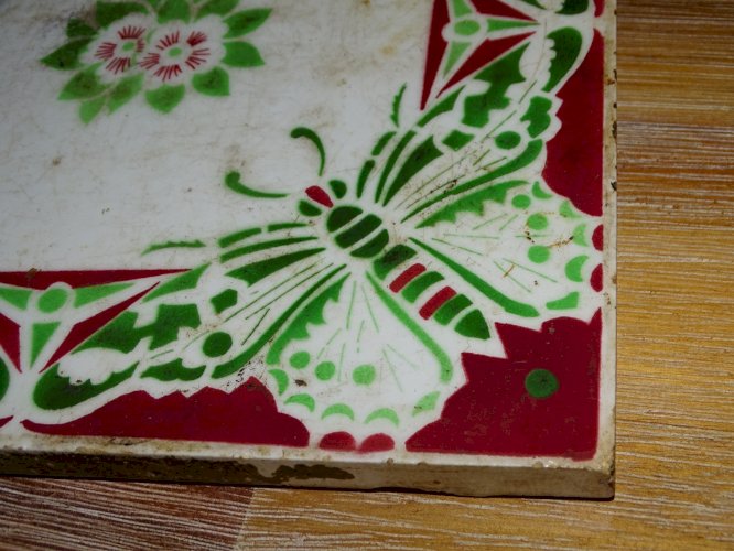 -JOLI ANCIEN CARREAU CERAMIQUE SANS MARQUE APPARENTE A DECOR DE PAPILLONS   D