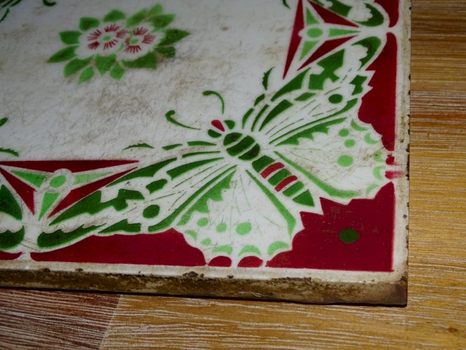 -JOLI ANCIEN CARREAU CERAMIQUE SANS MARQUE APPARENTE A DECOR DE PAPILLONS   D