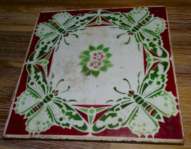 -JOLI ANCIEN CARREAU CERAMIQUE SANS MARQUE APPARENTE A DECOR DE PAPILLONS   D